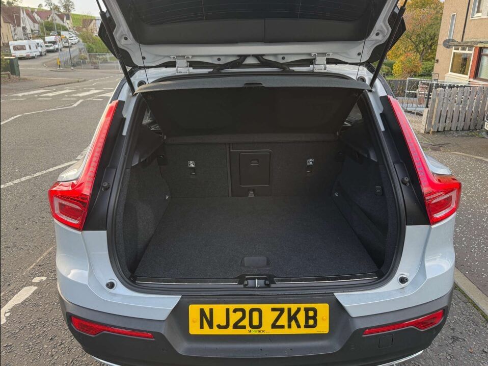 Volvo XC40 1.5L R-Design T3 SUV 5dr Petrol Manual Euro 6 (161 bhp) 5dr Manual 2025