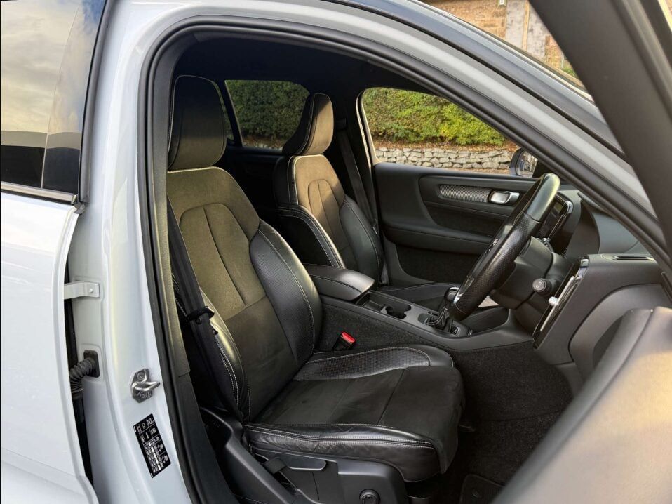 Volvo XC40 1.5L R-Design T3 SUV 5dr Petrol Manual Euro 6 (161 bhp) 5dr Manual 2025