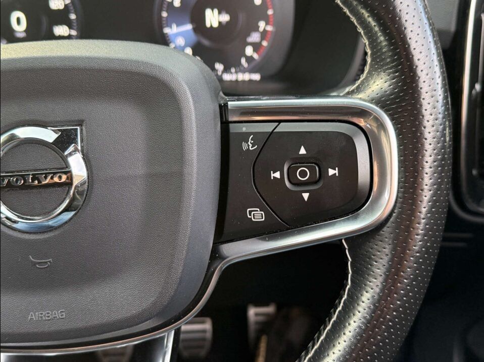 Volvo XC40 1.5L R-Design T3 SUV 5dr Petrol Manual Euro 6 (161 bhp) 5dr Manual 2025