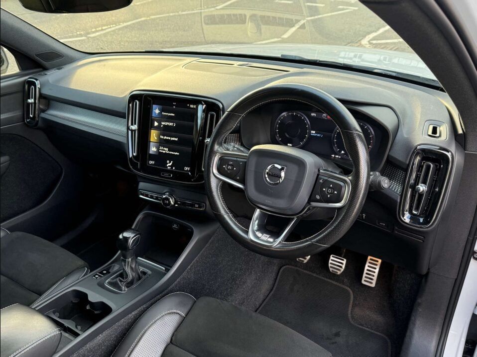 Volvo XC40 1.5L R-Design T3 SUV 5dr Petrol Manual Euro 6 (161 bhp) 5dr Manual 2025