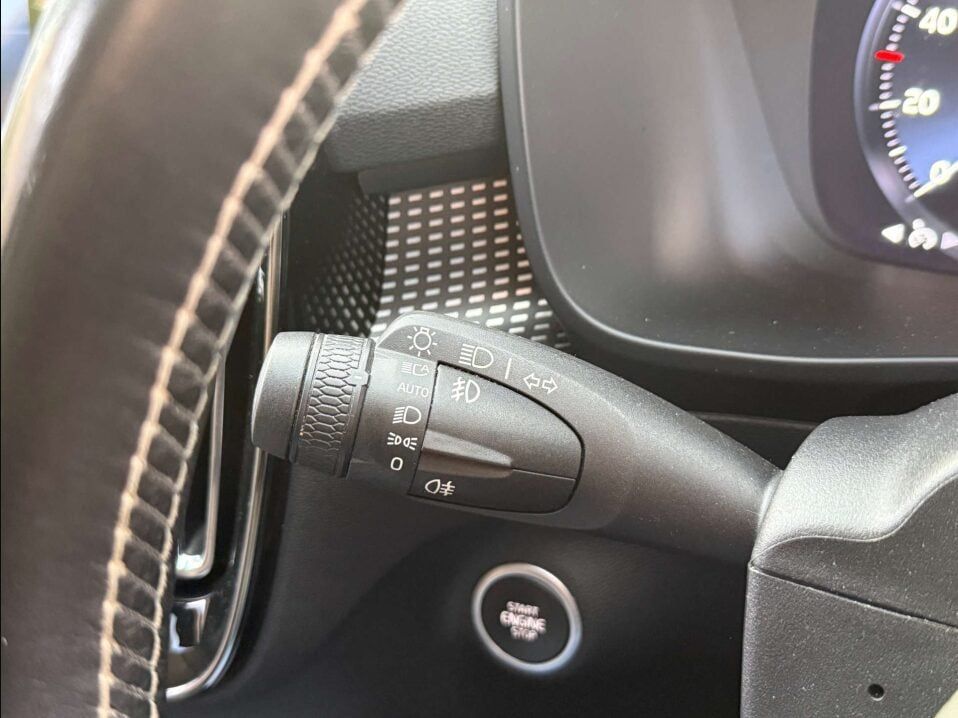 Volvo XC40 1.5L R-Design T3 SUV 5dr Petrol Manual Euro 6 (161 bhp) 5dr Manual 2025