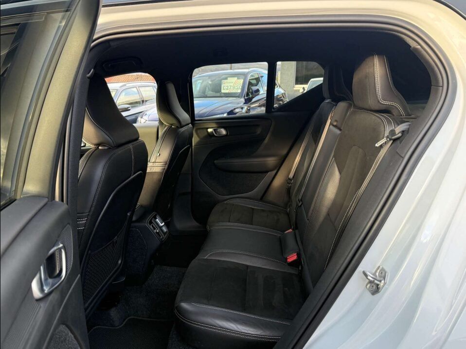 Volvo XC40 1.5L R-Design T3 SUV 5dr Petrol Manual Euro 6 (161 bhp) 5dr Manual 2025