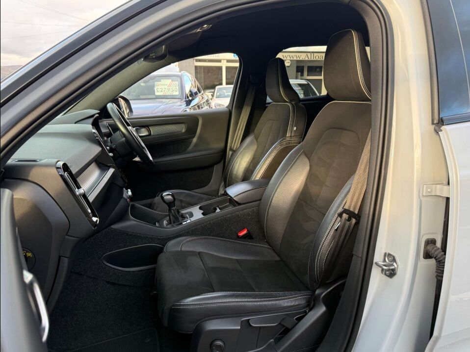 Volvo XC40 1.5L R-Design T3 SUV 5dr Petrol Manual Euro 6 (161 bhp) 5dr Manual 2025