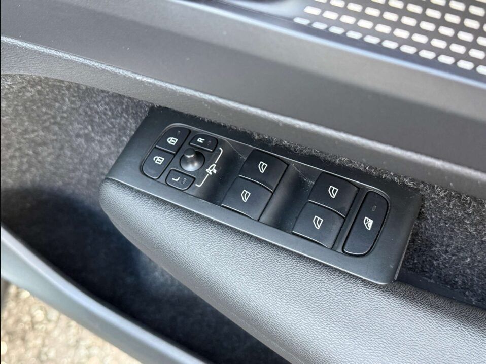 Volvo XC40 1.5L R-Design T3 SUV 5dr Petrol Manual Euro 6 (161 bhp) 5dr Manual 2025