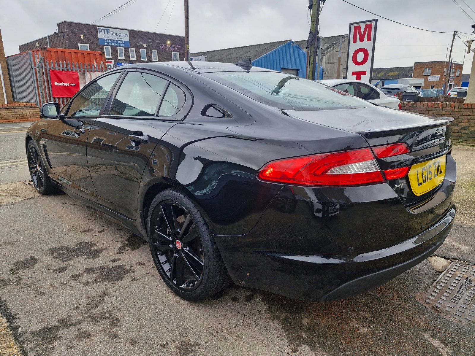 Jaguar XF 2.2d R-Sport Black Saloon 4dr Diesel Auto Euro 5 (s/s) (200 ps) 4dr Automatic 2026