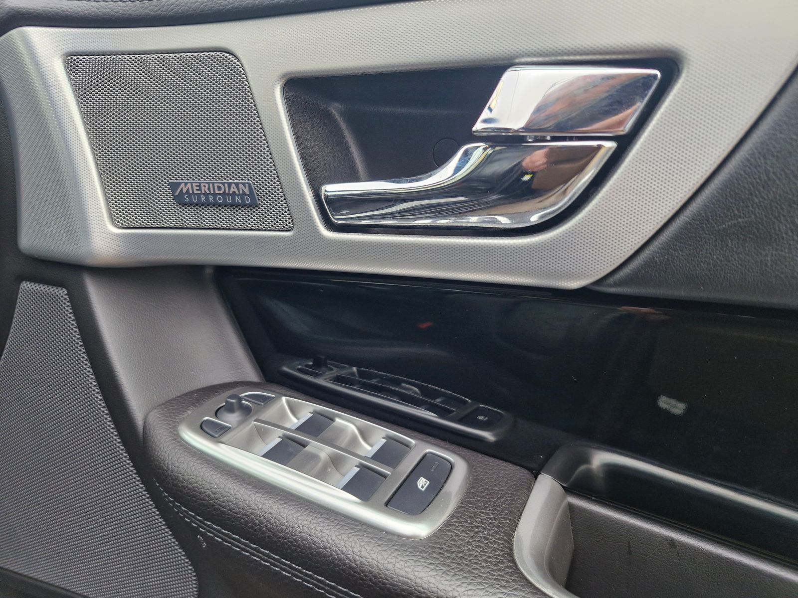 Jaguar XF 2.2d R-Sport Black Saloon 4dr Diesel Auto Euro 5 (s/s) (200 ps) 4dr Automatic 2026