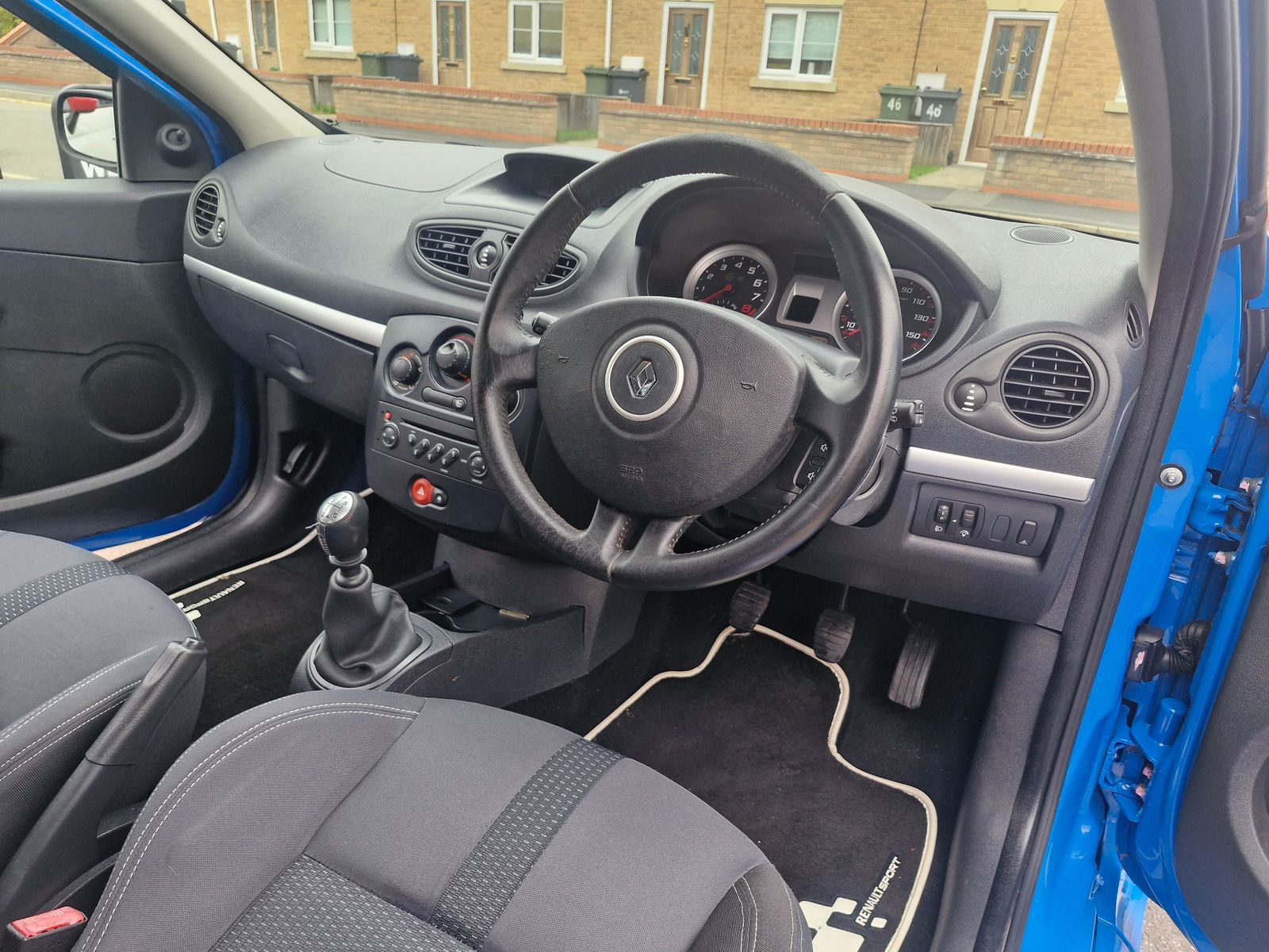 Renault Clio 2.0 VVT Renaultsport Cup Hatchback 3dr Petrol Manual (199 g/km, 197 bhp) 3dr Manual 2025