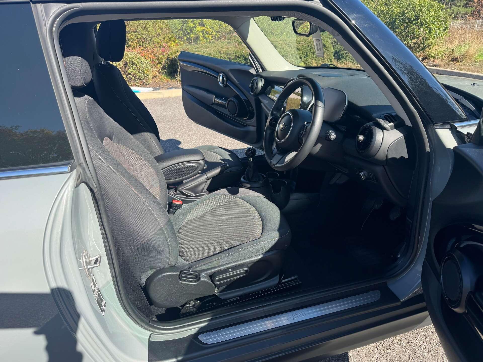 MINI Hatch 1.5 Cooper Classic 3dr 3dr Manual 2025