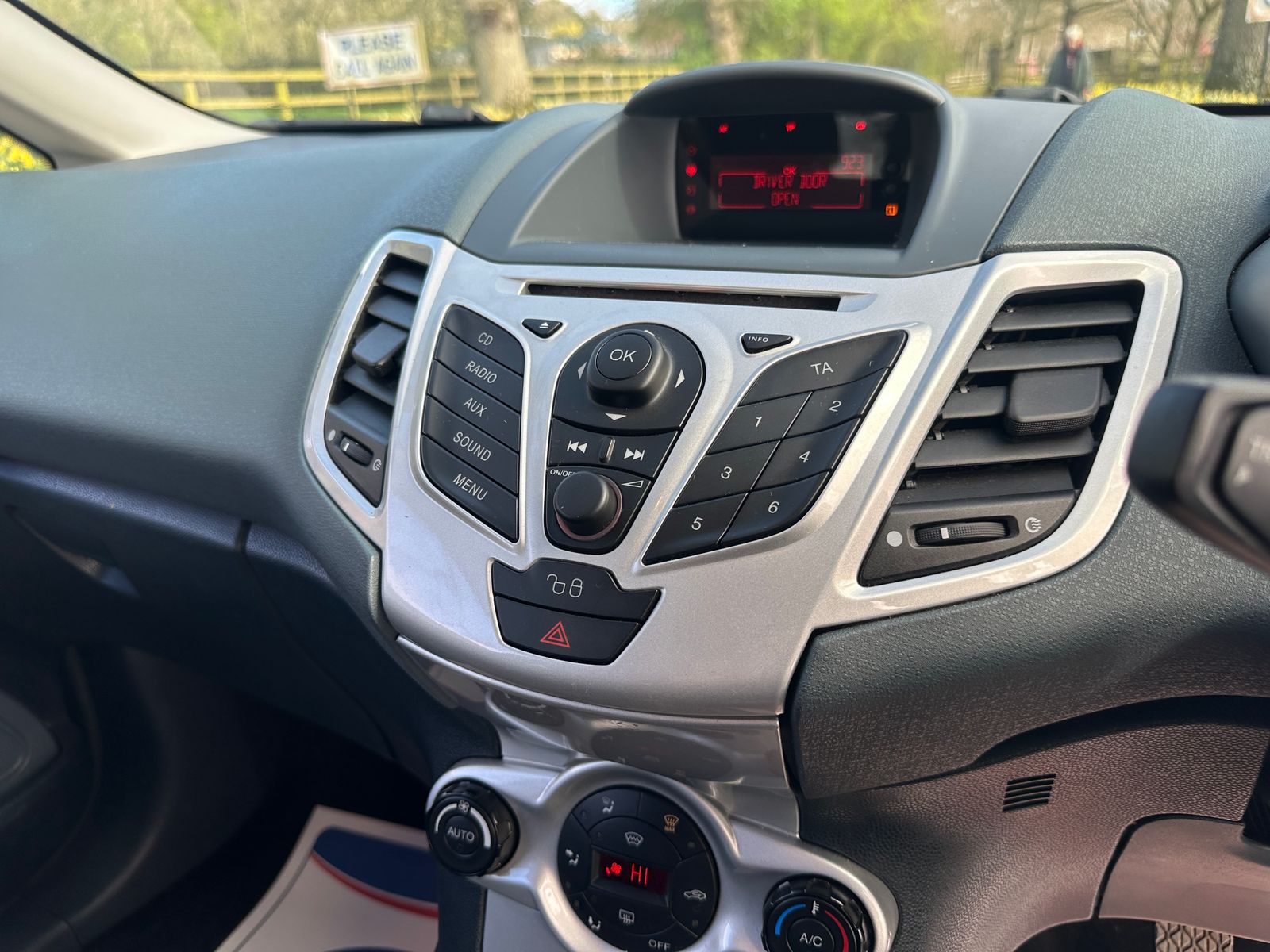 Ford Fiesta 1.4 Titanium Hatchback 3dr Petrol Manual (133 g/km, 94 bhp) 3dr Manual 2009