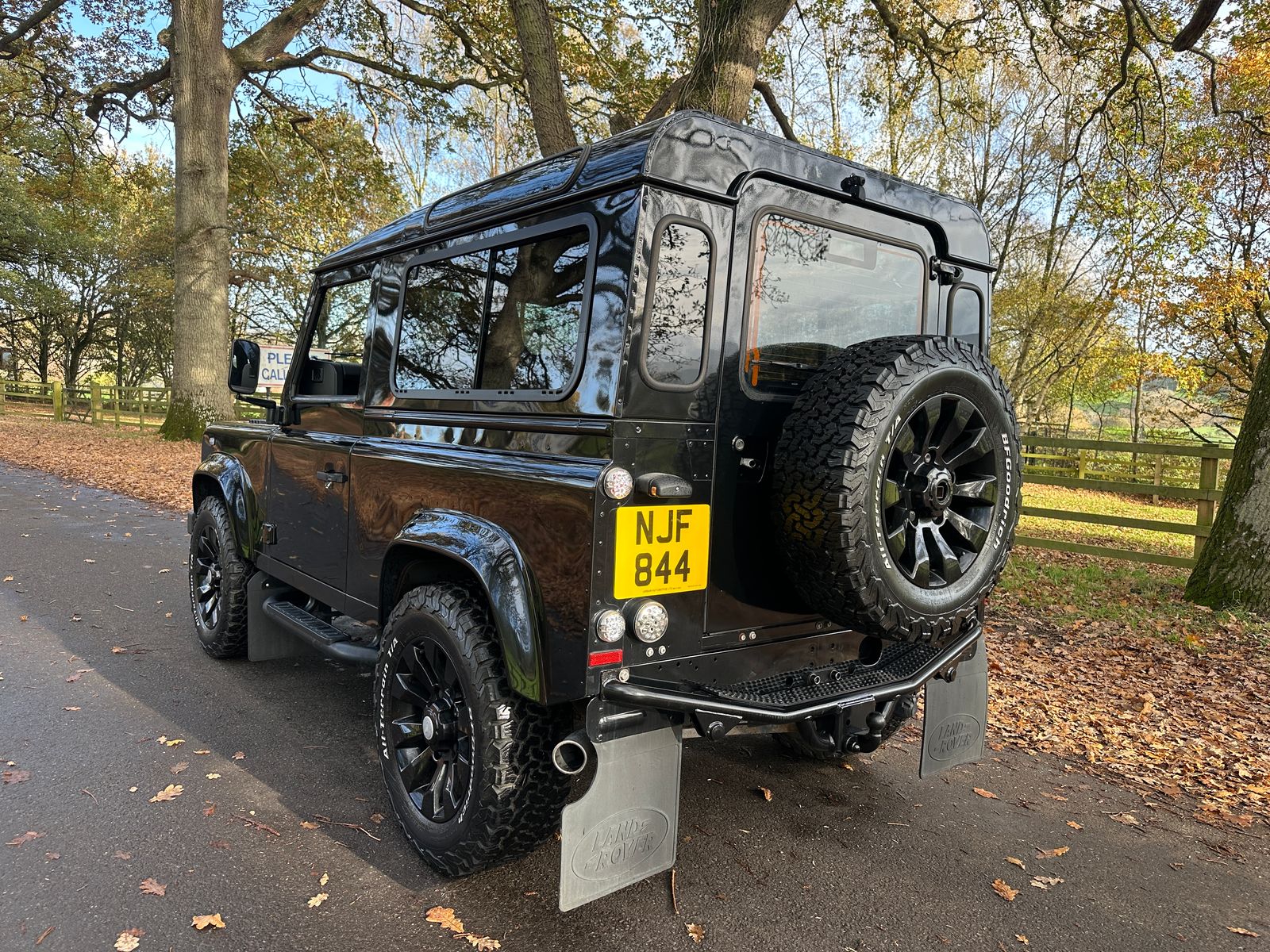 Land Rover Defender 90 2.2 TDCi XS Station Wagon Double Cab 3dr Diesel Manual 4WD SWB Euro 5 (122 ps) 3dr Manual 2016