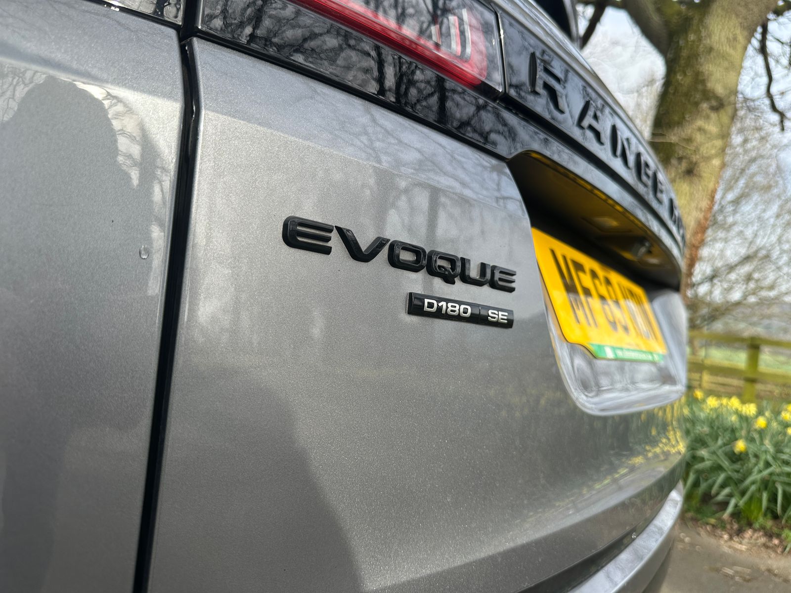 Land Rover Range Rover Evoque 2.0 D180 R-Dynamic SE SUV 5dr Diesel Auto 4WD Euro 6 (s/s) (180 ps) 5dr Automatic 2019