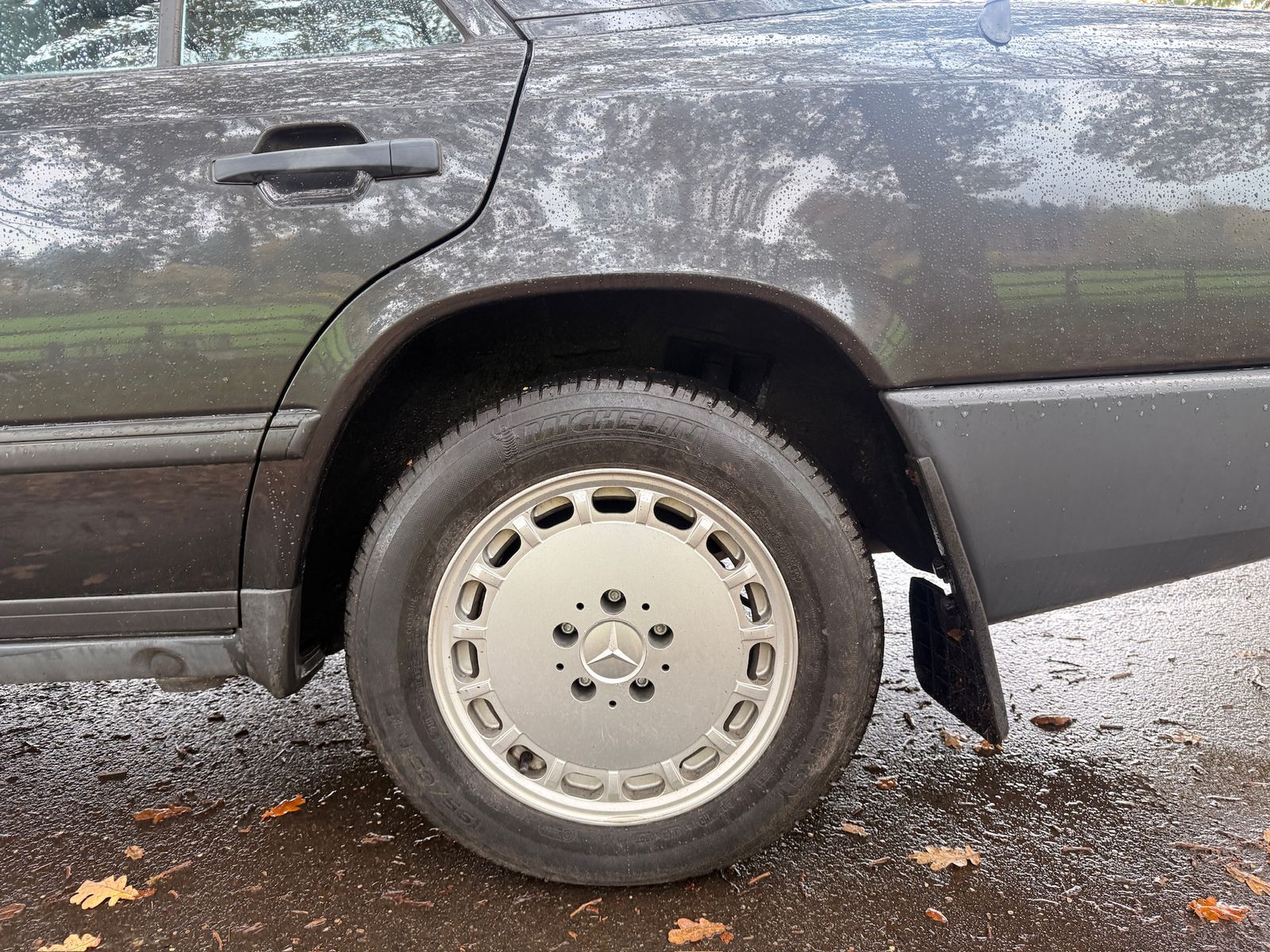 Mercedes-Benz 230 Black 4dr Automatic 1987