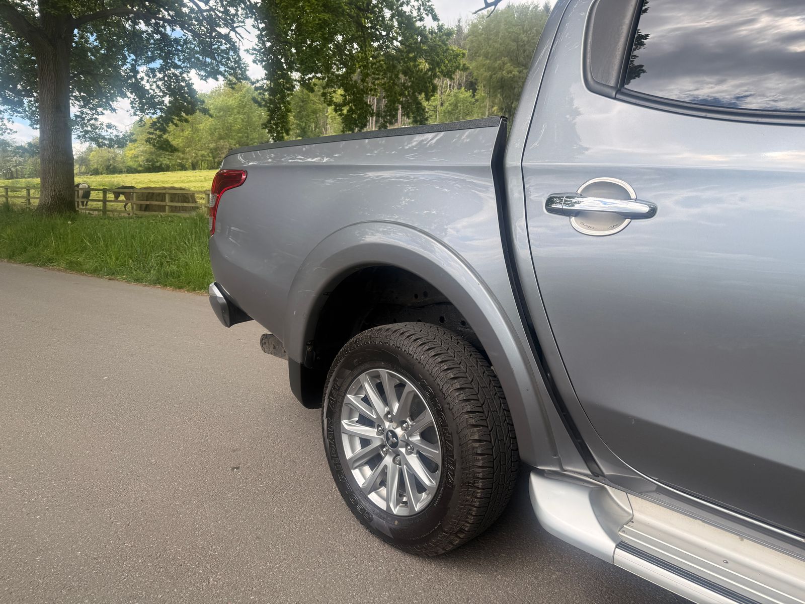 Mitsubishi L200 2.4 DI-D DC Barbarian Pickup Double Cab 4dr Diesel Manual 4WD Euro 6 (178 ps) 4dr Manual 2017