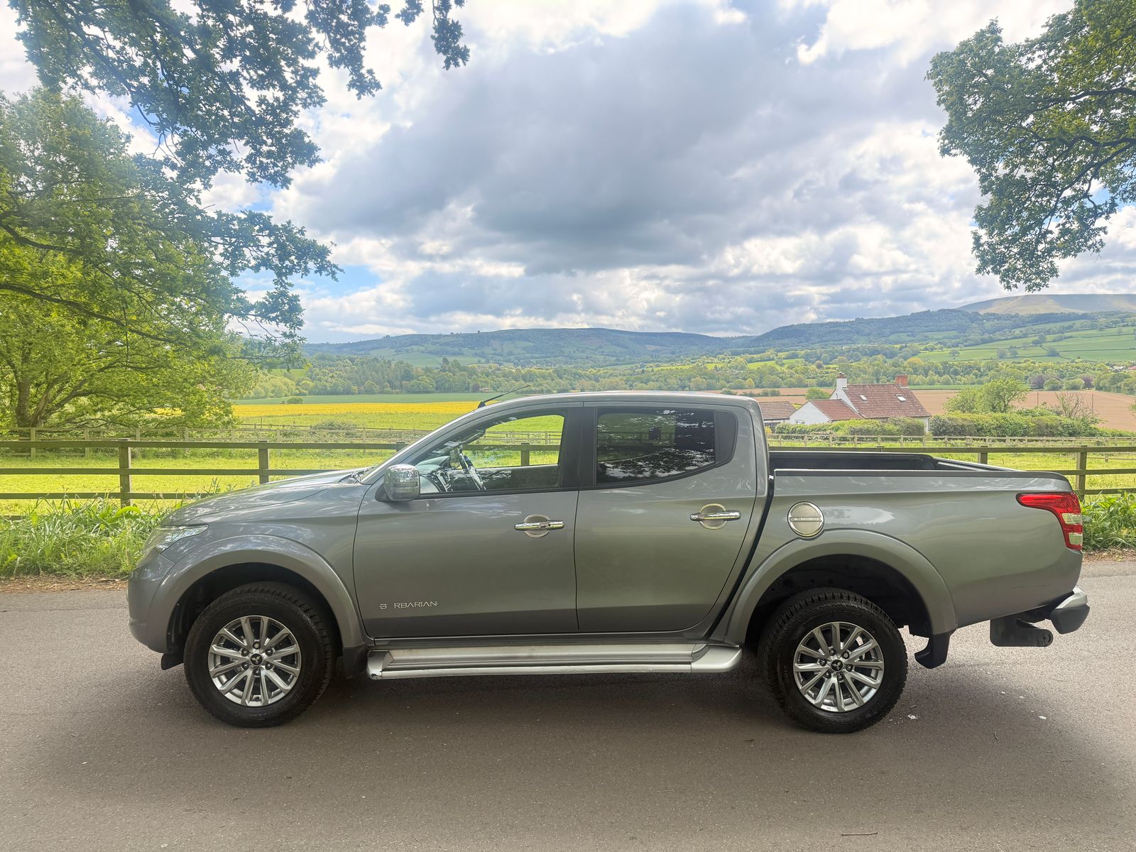 Mitsubishi L200 2.4 DI-D DC Barbarian Pickup Double Cab 4dr Diesel Manual 4WD Euro 6 (178 ps) 4dr Manual 2017
