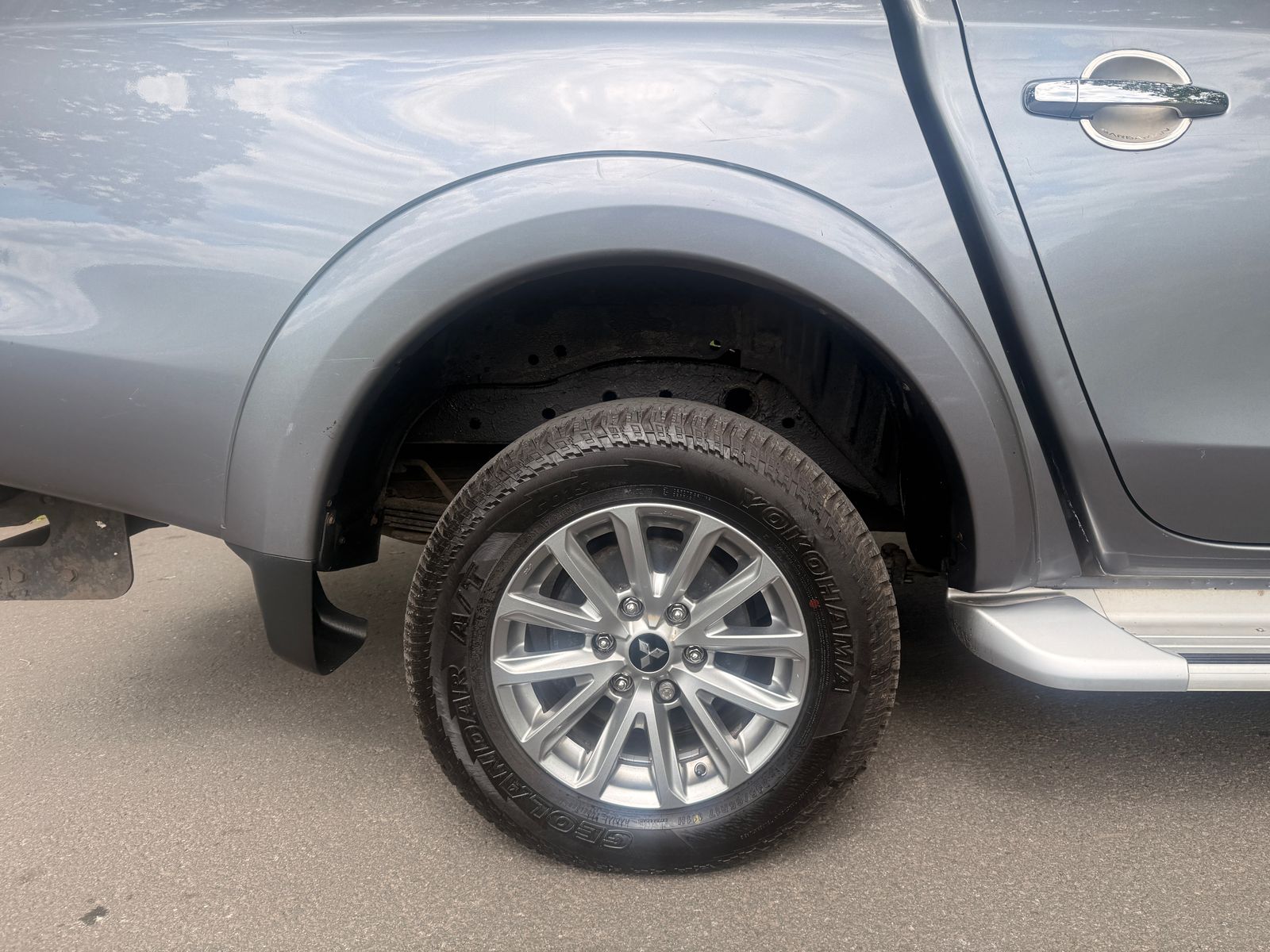 Mitsubishi L200 2.4 DI-D DC Barbarian Pickup Double Cab 4dr Diesel Manual 4WD Euro 6 (178 ps) 4dr Manual 2017