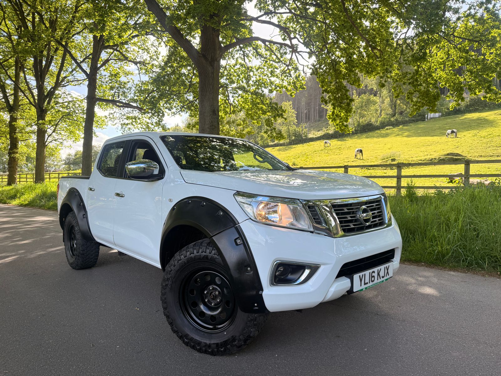 2016 Nissan Navara 2.3 dCi Acenta Pickup Double Cab 4dr Diesel Manual 4WD Euro 5 (160 ps) for sale in the UK