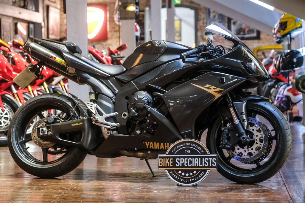 2008 Yamaha R1 *Yamaha YZF R1 - Akrapovic End Cans*