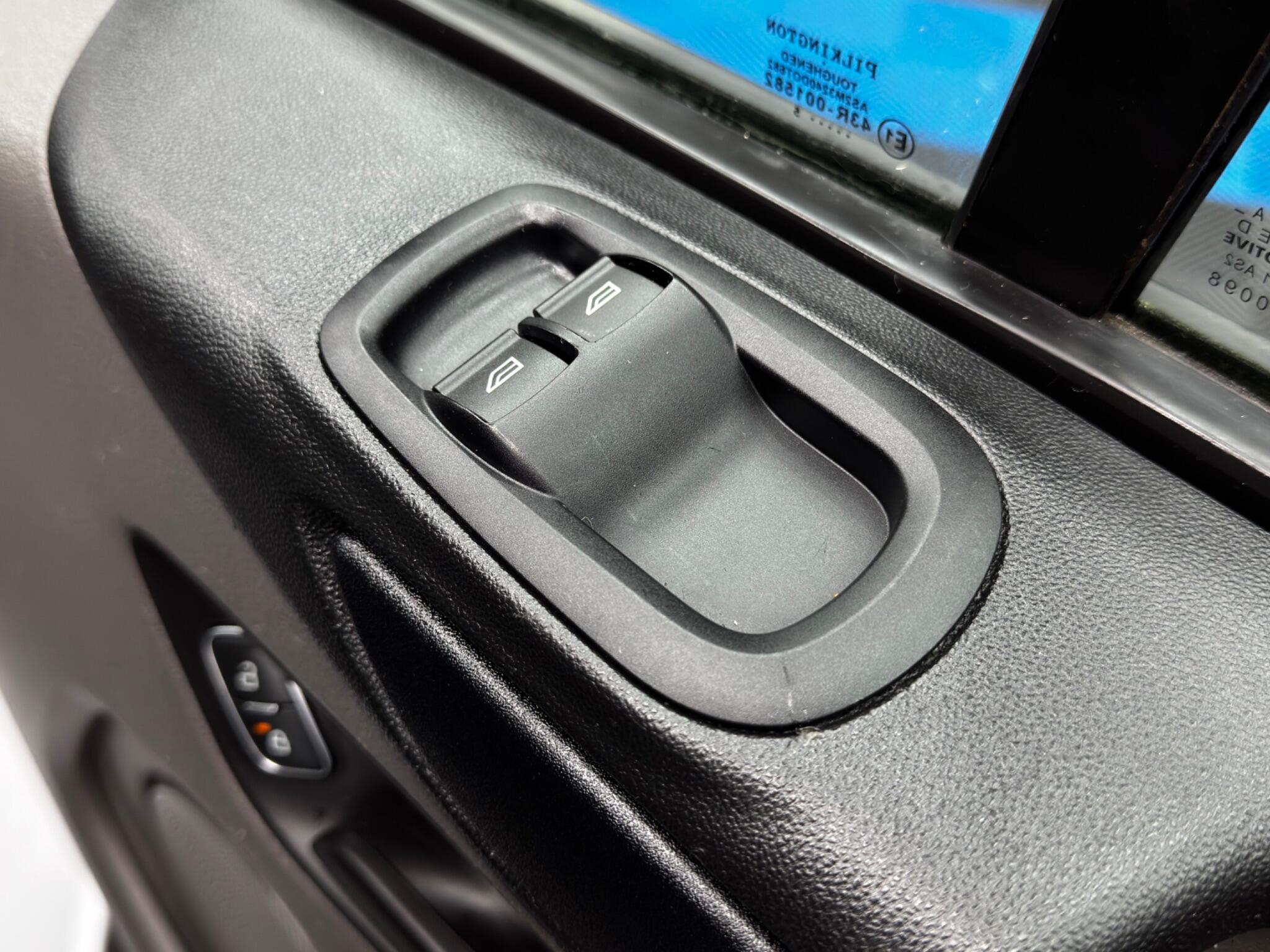 Ford Transit Custom 2.0 300 EcoBlue Leader L1 H1 Euro 6 (s/s) 5dr 5dr Manual 2025