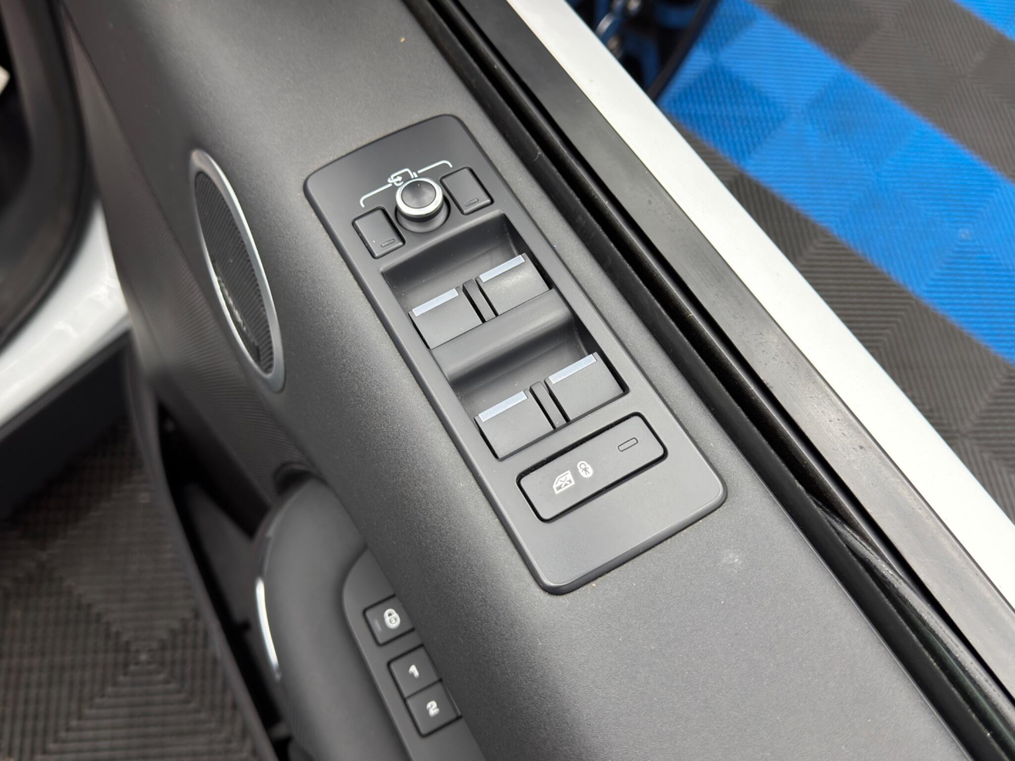 Land Rover DISCOVERY 3.0 TD V6 HSE Auto 4WD Euro 6 (s/s) 5dr 5dr Automatic 2026