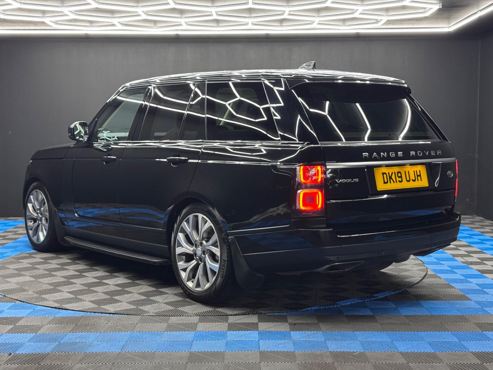 Land Rover Range Rover 3.0 SD V6 Vogue Auto 4WD Euro 6 (s/s) 5dr 5dr Automatic 2025