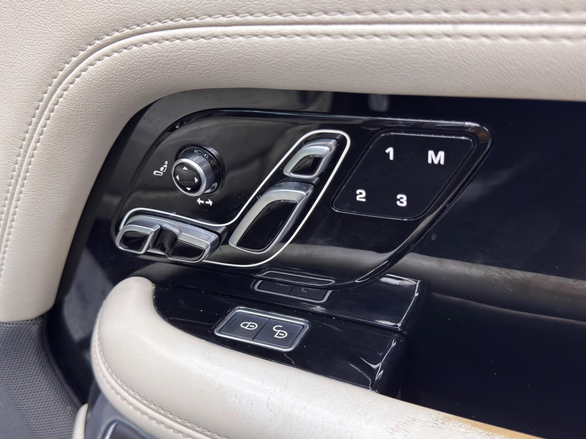 Land Rover Range Rover 3.0 SD V6 Vogue Auto 4WD Euro 6 (s/s) 5dr 5dr Automatic 2025