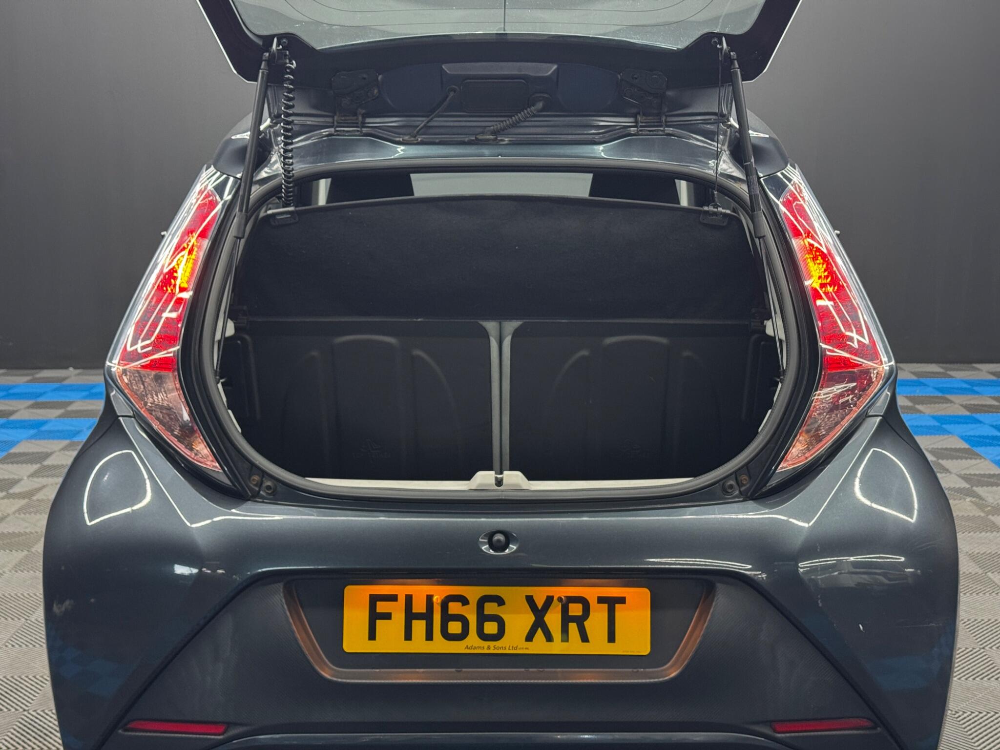 Toyota Aygo 1.0 VVT-i x-play Euro 6 5dr 5dr Manual 2026