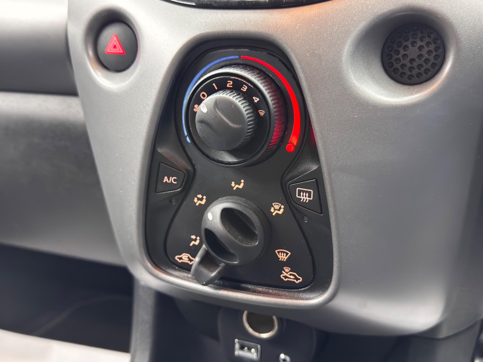 Toyota Aygo 1.0 VVT-i x-play Euro 6 5dr 5dr Manual 2025