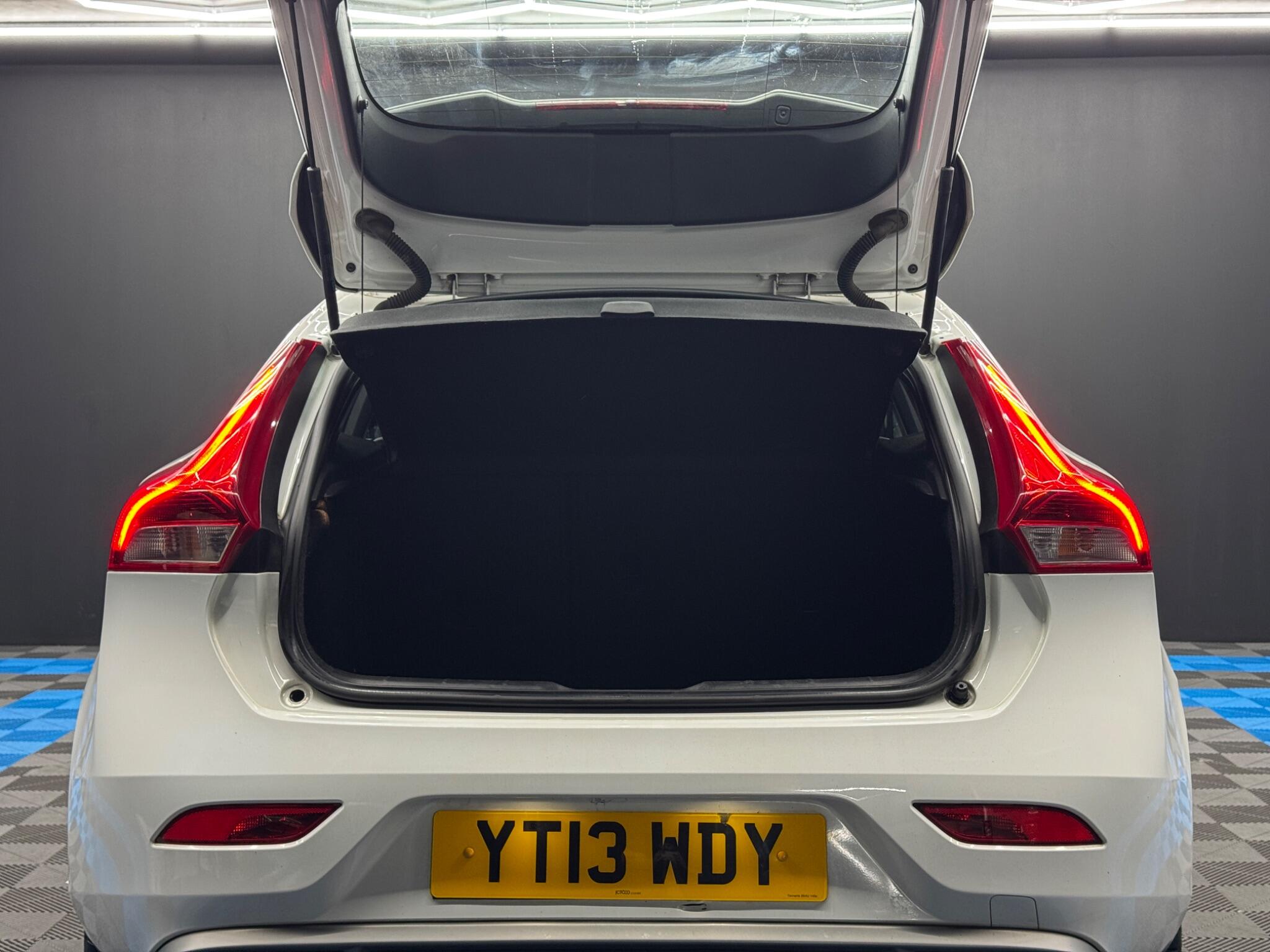 Volvo V40 1.6 D2 R-Design Euro 5 (s/s) 5dr 5dr Manual 2026