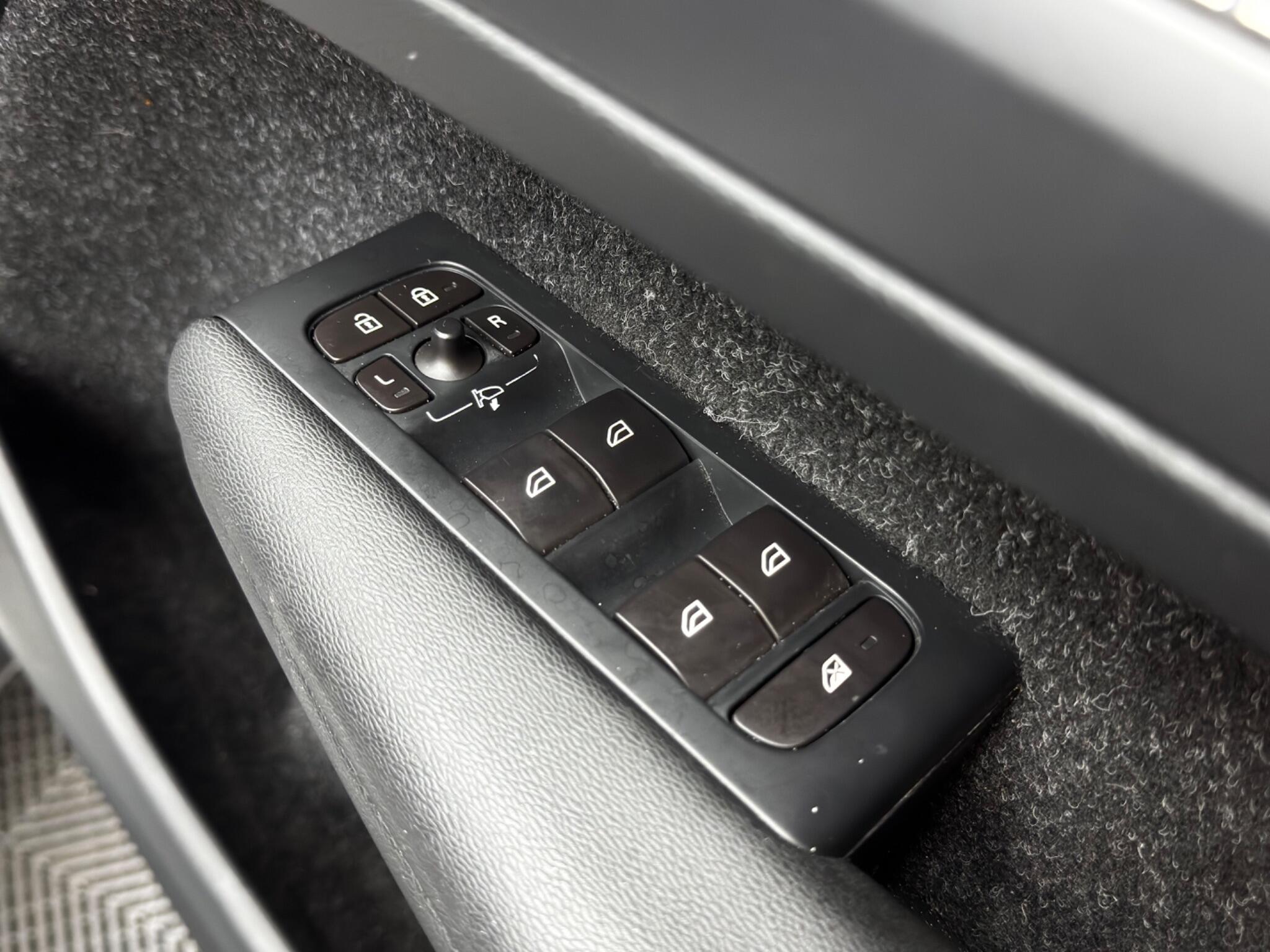 Volvo XC40 2.0 D3 R-Design Auto AWD Euro 6 (s/s) 5dr 5dr Automatic 2025