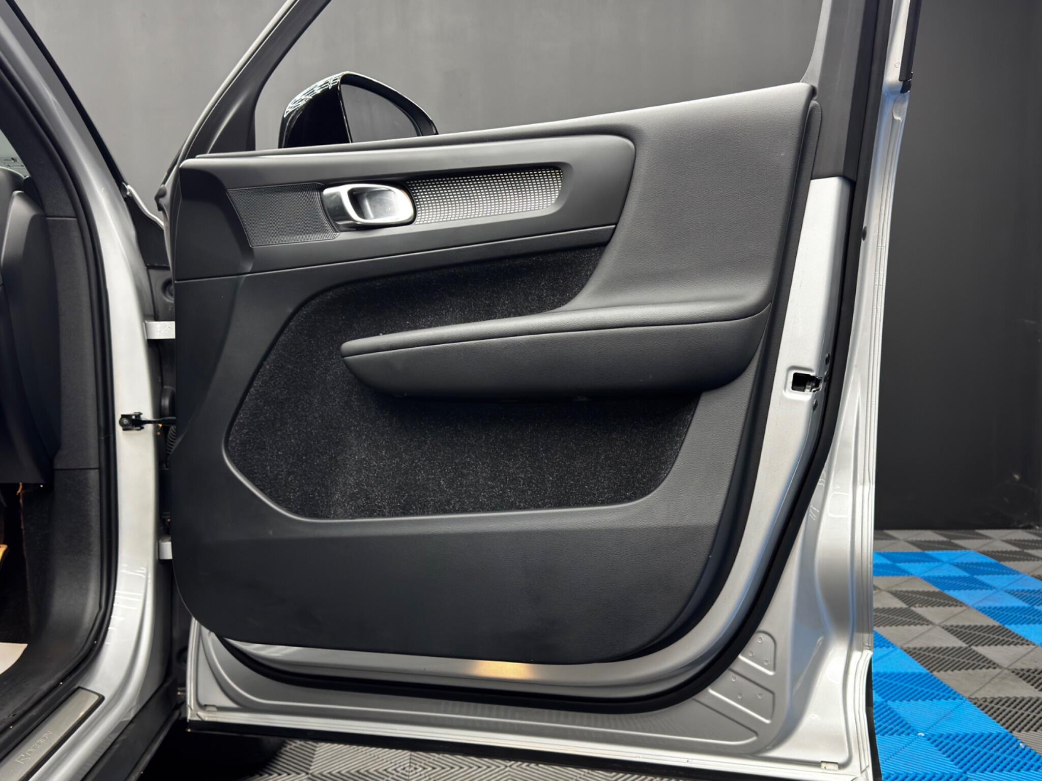 Volvo XC40 2.0 D3 R-Design Auto AWD Euro 6 (s/s) 5dr 5dr Automatic 2025