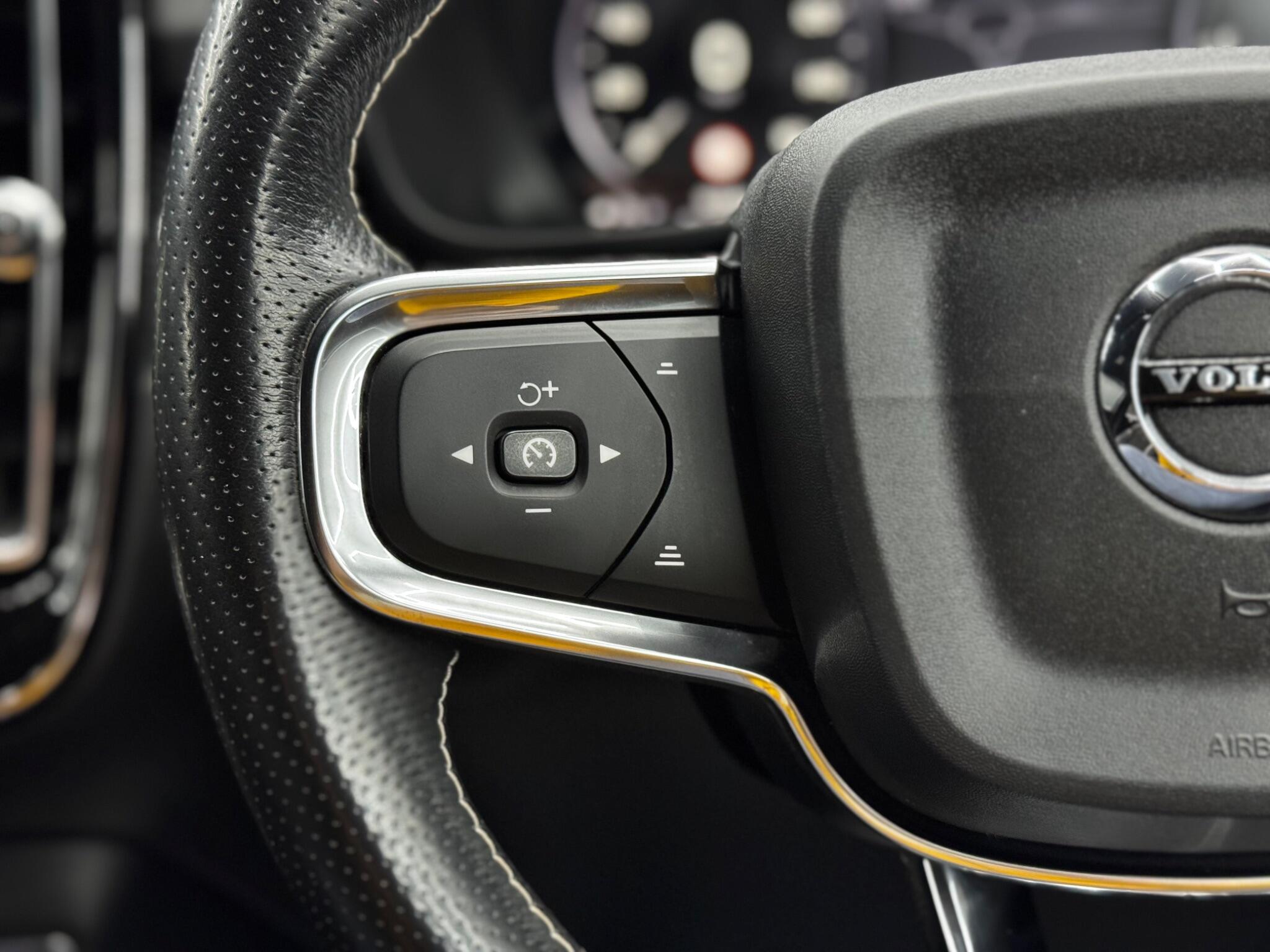 Volvo XC40 2.0 D3 R-Design Auto AWD Euro 6 (s/s) 5dr 5dr Automatic 2025