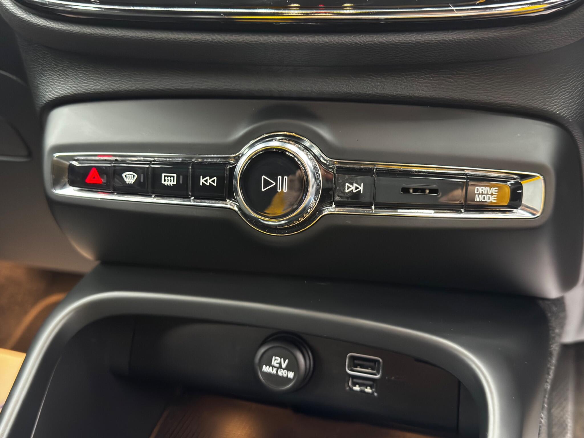 Volvo XC40 2.0 D3 R-Design Auto AWD Euro 6 (s/s) 5dr 5dr Automatic 2025