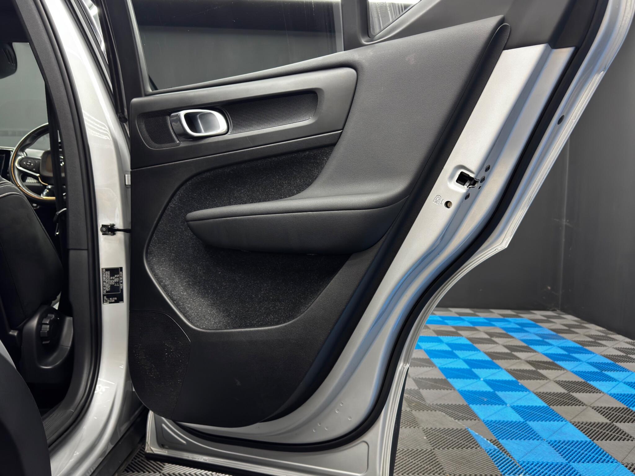 Volvo XC40 2.0 D3 R-Design Auto AWD Euro 6 (s/s) 5dr 5dr Automatic 2025