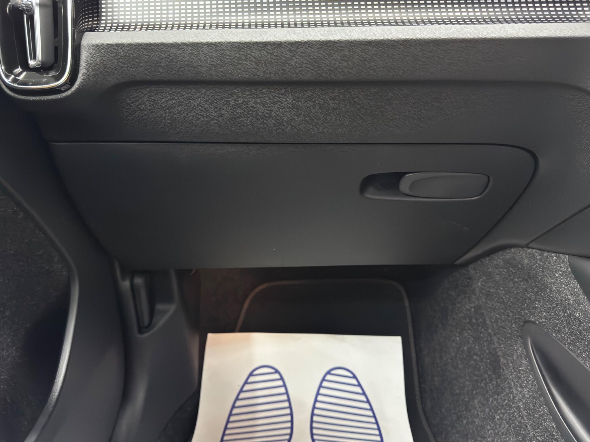 Volvo XC40 2.0 D3 R-Design Auto AWD Euro 6 (s/s) 5dr 5dr Automatic 2025