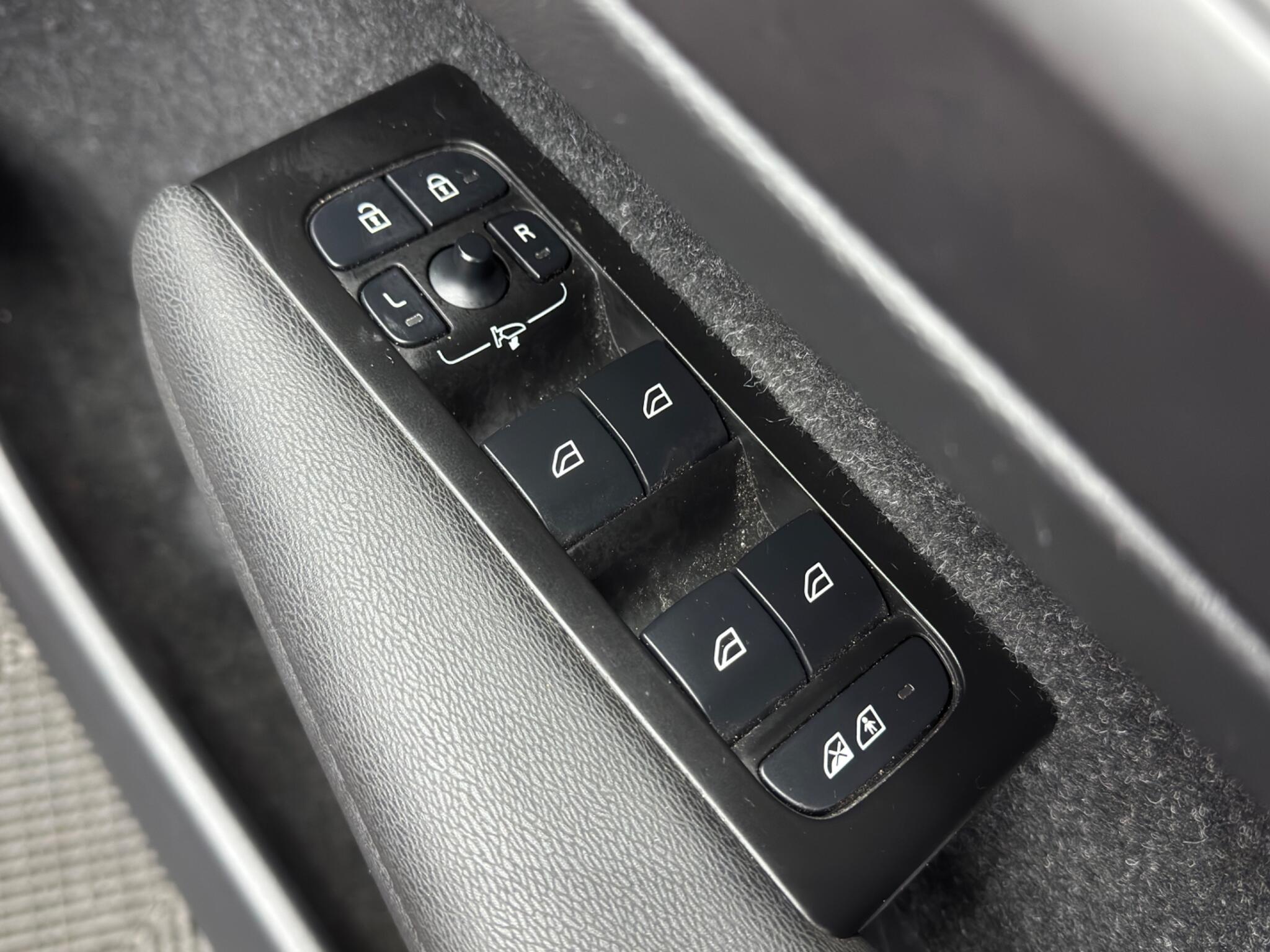 Volvo XC40 Recharge Twin 78kWh Plus Auto AWD 5dr 5dr Automatic 2026