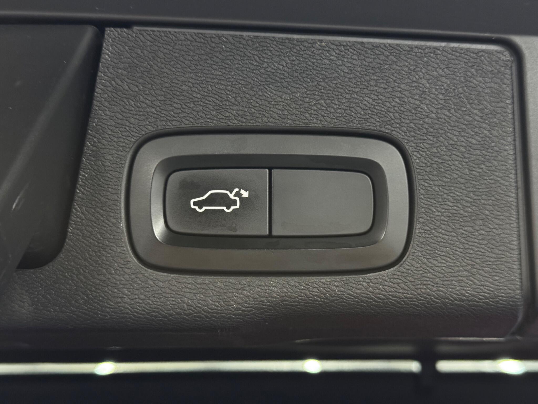 Volvo XC60 2.0 D5 PowerPulse R-Design Auto AWD Euro 6 (s/s) 5dr 5dr Automatic 2026