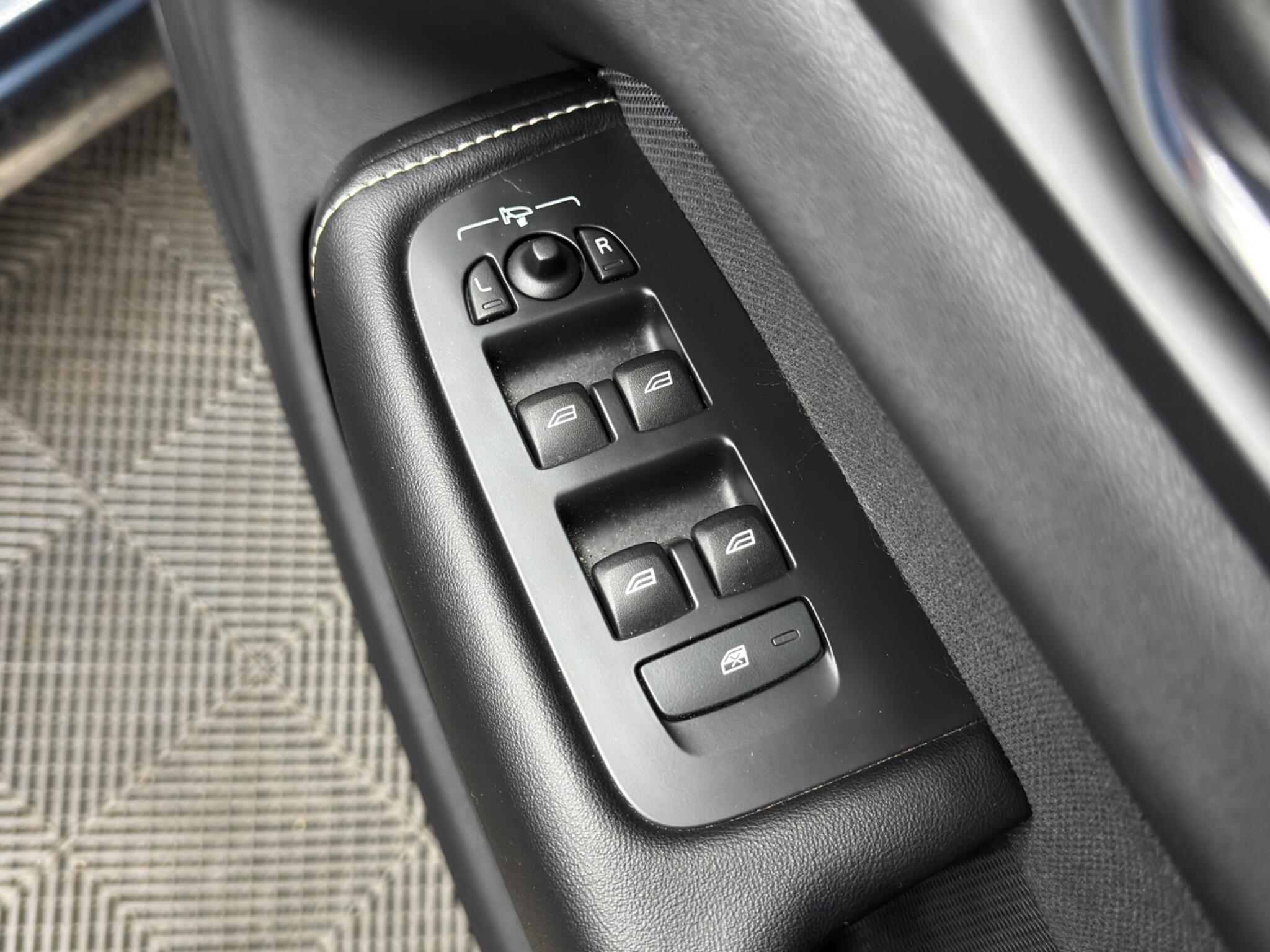 Volvo XC60 2.0h T6 Recharge 11.6kWh R-Design Auto AWD Euro 6 (s/s) 5dr 5dr Automatic 2026