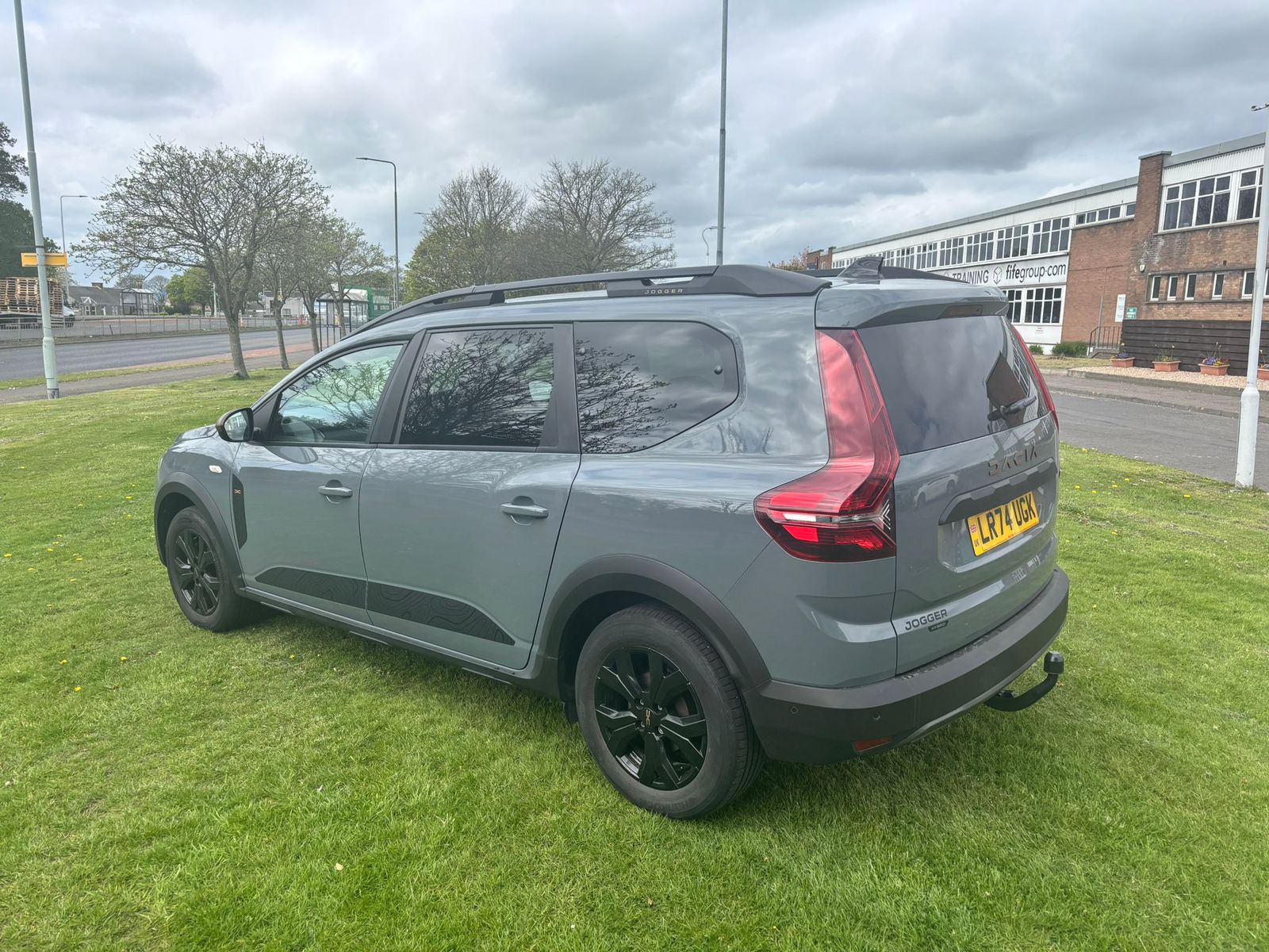 2024 Dacia Jogger 1.6 Hybrid EXTREME MPV 5dr Petrol Hybrid Auto Euro 6 (s/s) (140 ps), exterior view 3