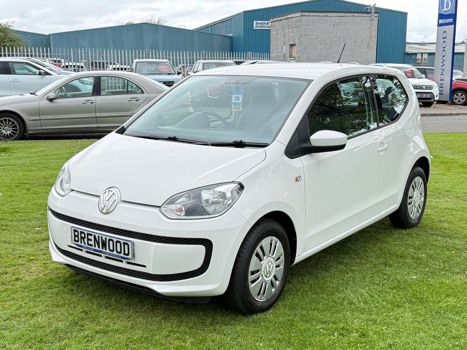 2015 Volkswagen up! 1.0 Move up! Hatchback 3dr Petrol Manual Euro 6 (60 ps), exterior view 4