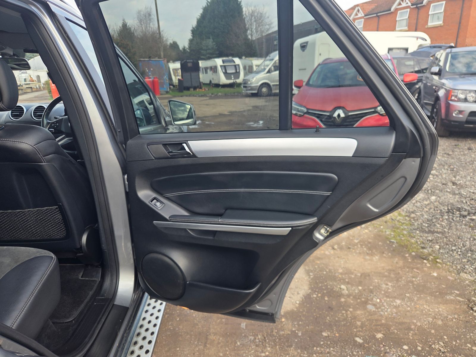 Mercedes-Benz M Class 3.0 ML300 CDI V6 BlueEfficiency Sport SUV 5dr Diesel G-Tronic 4WD Euro 5 (204 ps) 5dr Automatic 2026