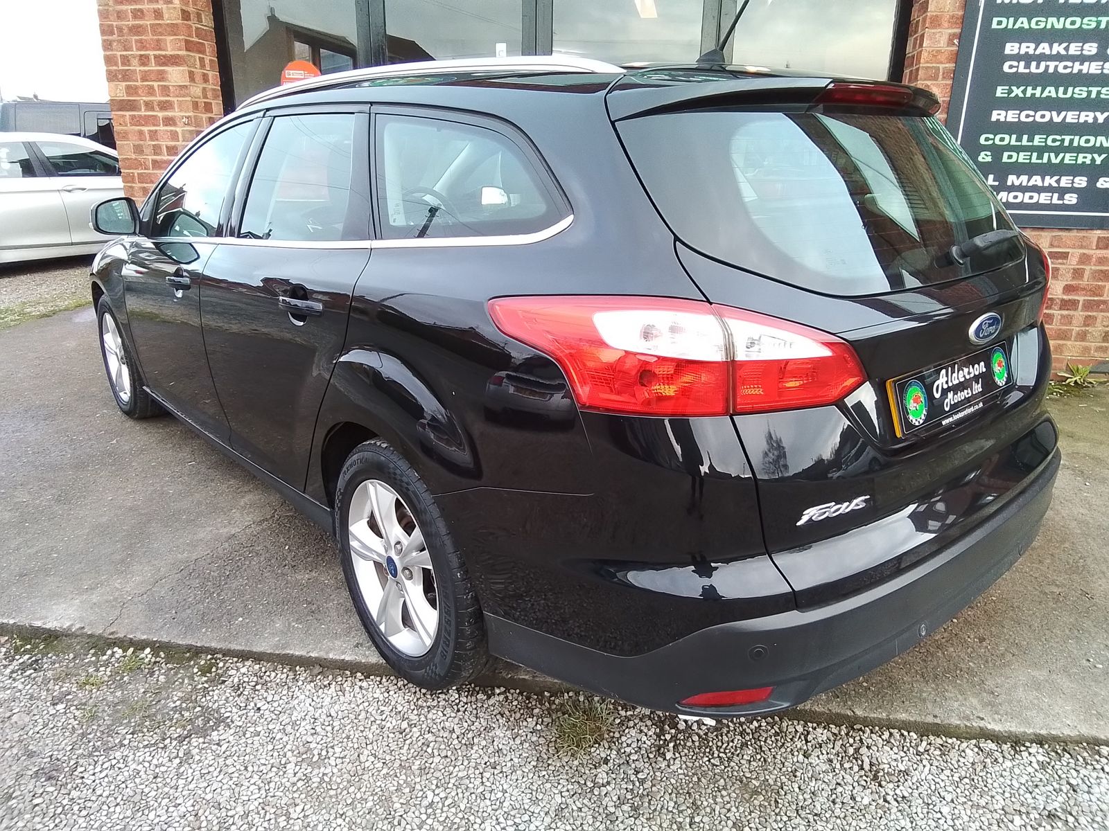 Ford Focus 1.6L Zetec Auto Estate 5dr Petrol Automatic Euro 5 (123 bhp) 5dr Automatic 2025