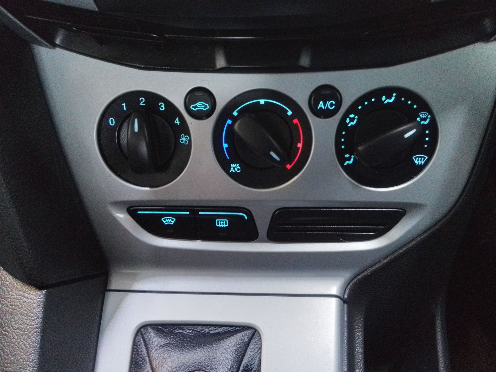 Ford Focus 1.6L Zetec Auto Estate 5dr Petrol Automatic Euro 5 (123 bhp) 5dr Automatic 2025