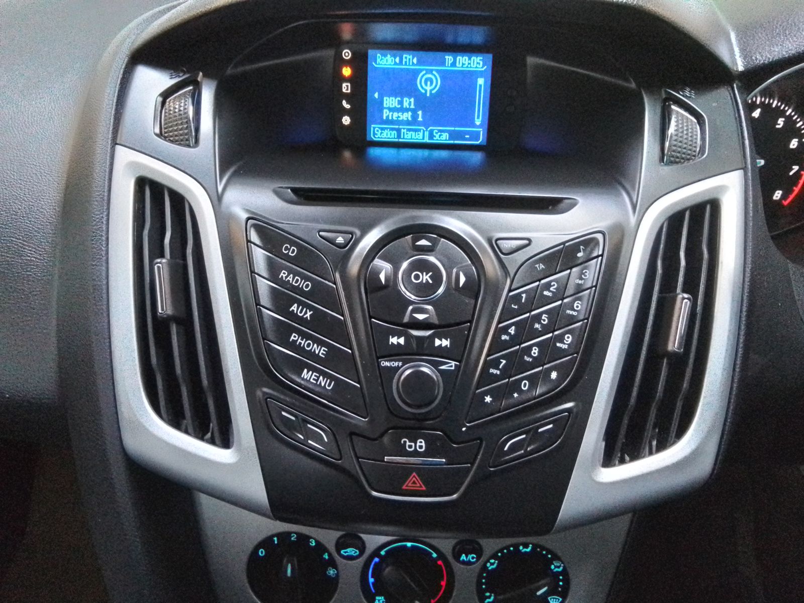 Ford Focus 1.6L Zetec Auto Estate 5dr Petrol Automatic Euro 5 (123 bhp) 5dr Automatic 2025