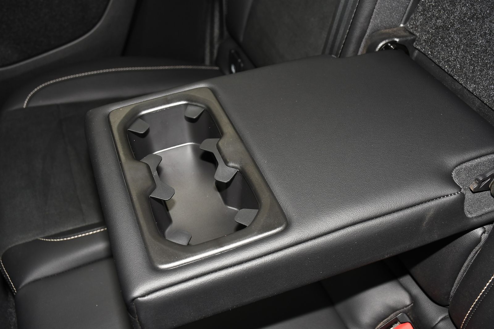 Volvo XC40 1.5 T3 R-Design SUV 5dr Petrol Manual Euro 6 (s/s) (163 ps) 5dr Manual 2025