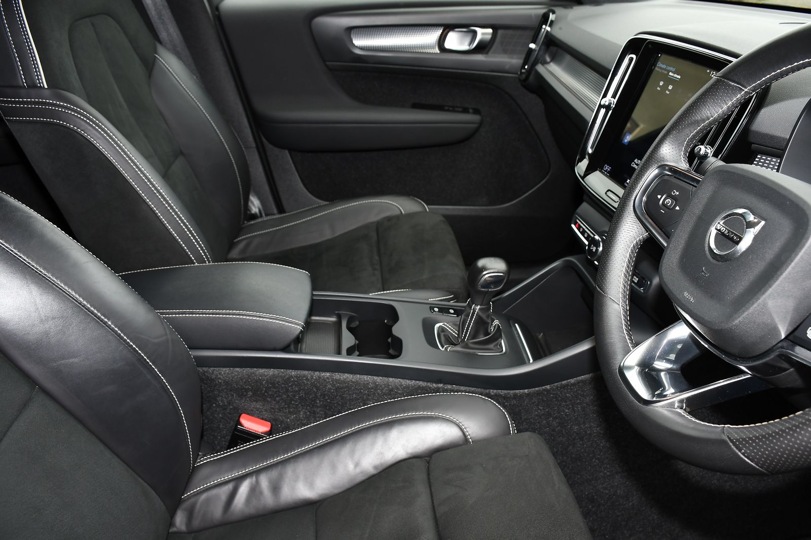 Volvo XC40 1.5 T3 R-Design SUV 5dr Petrol Manual Euro 6 (s/s) (163 ps) 5dr Manual 2025