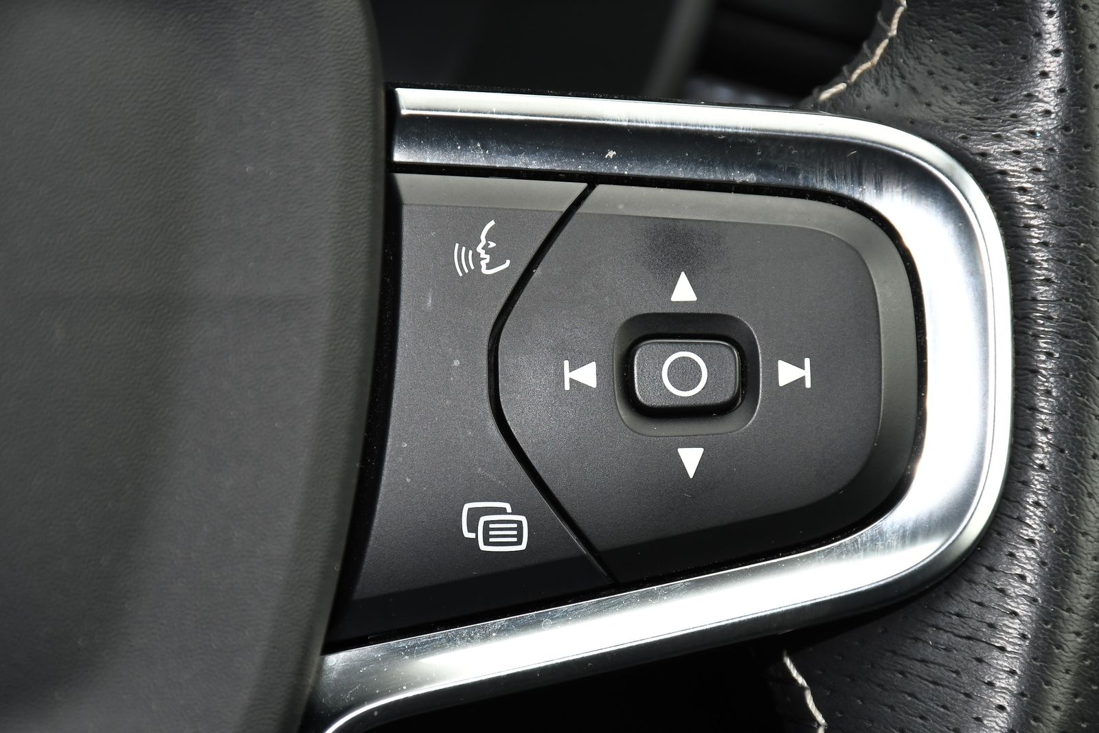 Volvo XC40 1.5 T3 R-Design SUV 5dr Petrol Manual Euro 6 (s/s) (163 ps) 5dr Manual 2025