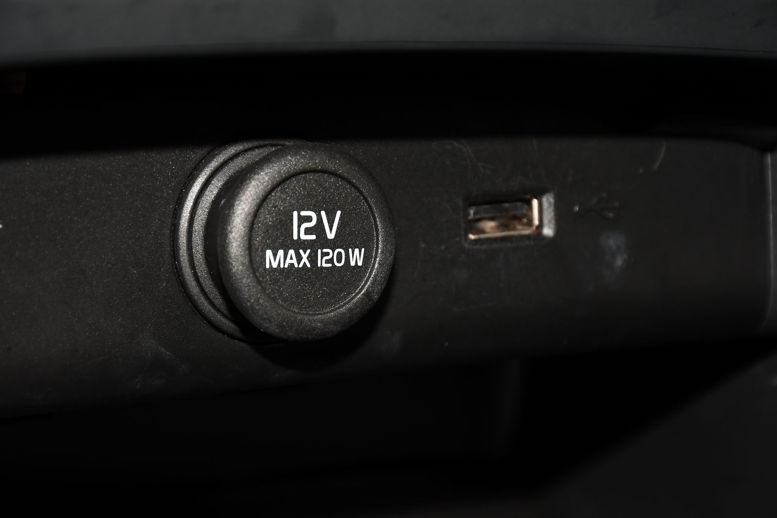 Volvo XC40 1.5 T3 R-Design SUV 5dr Petrol Manual Euro 6 (s/s) (163 ps) 5dr Manual 2025