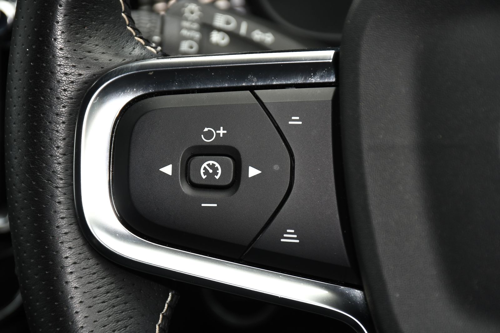 Volvo XC40 1.5 T3 R-Design SUV 5dr Petrol Manual Euro 6 (s/s) (163 ps) 5dr Manual 2025