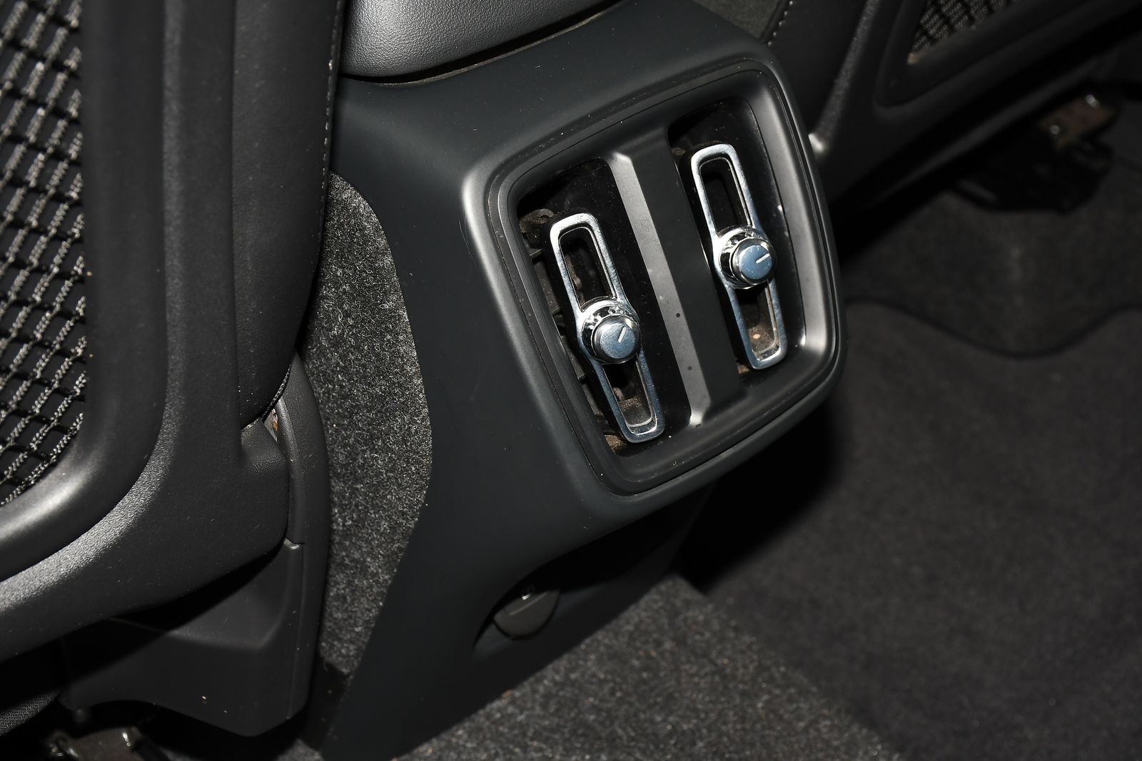 Volvo XC40 1.5 T3 R-Design SUV 5dr Petrol Manual Euro 6 (s/s) (163 ps) 5dr Manual 2025