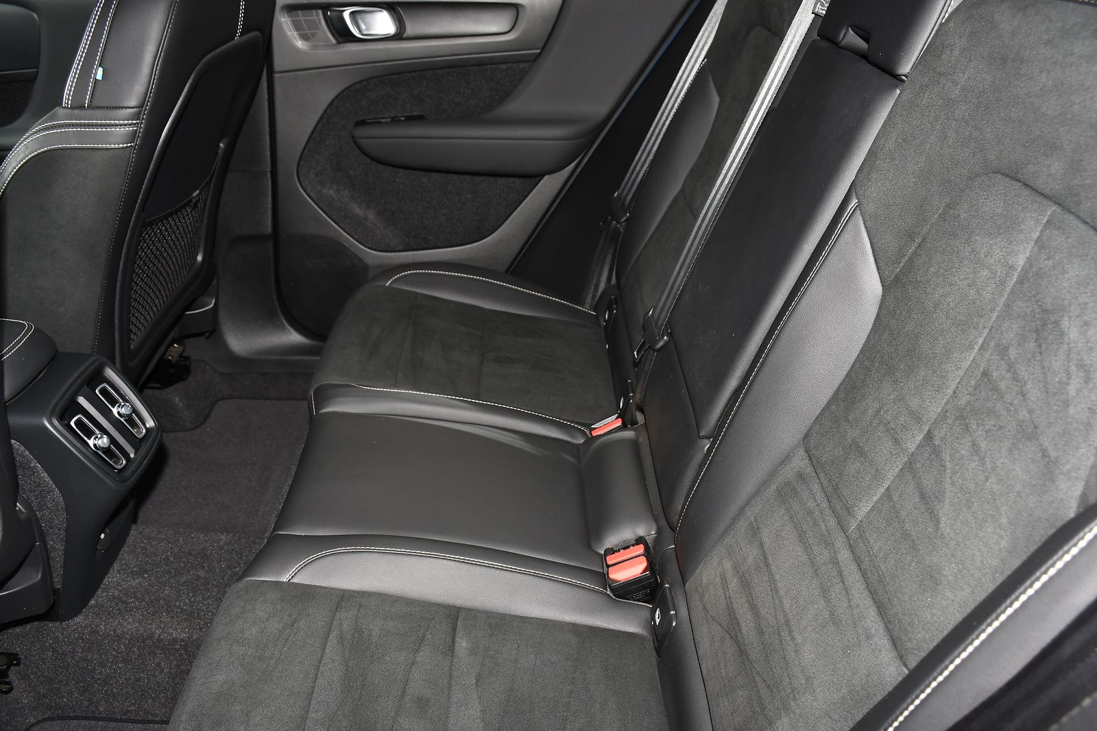 Volvo XC40 1.5 T3 R-Design SUV 5dr Petrol Manual Euro 6 (s/s) (163 ps) 5dr Manual 2025